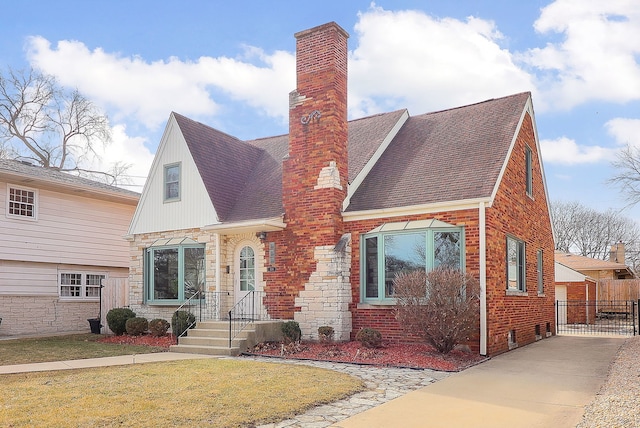 view of front of property featuring a front lawn