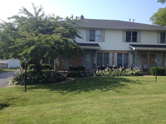 view of front of house with a front lawn