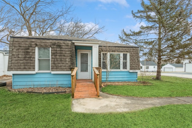 view of front of property featuring a front lawn