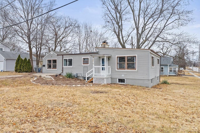 manufactured / mobile home with a front lawn