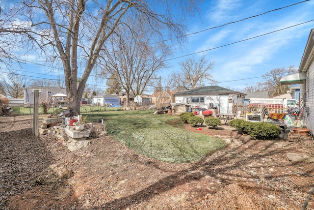 view of yard featuring an outdoor structure