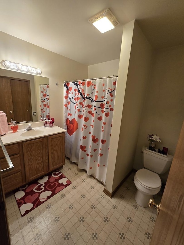 bathroom with vanity, curtained shower, and toilet