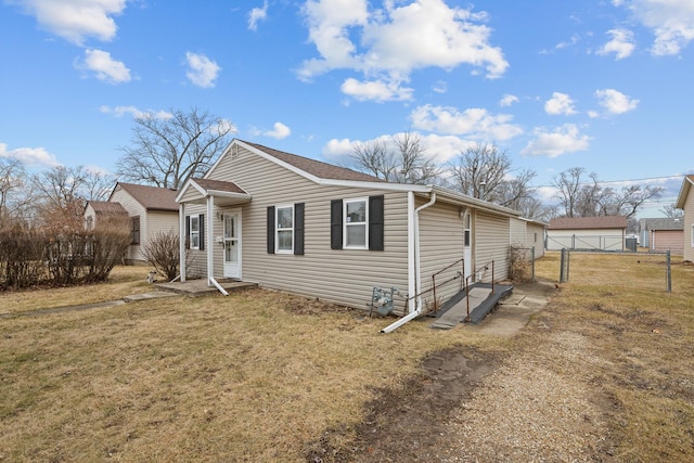 view of front of home featuring a front yard