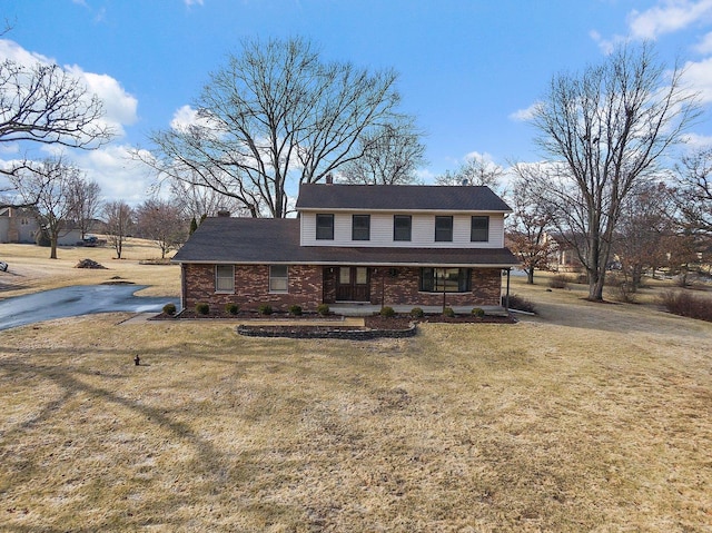 view of front of home featuring a front lawn