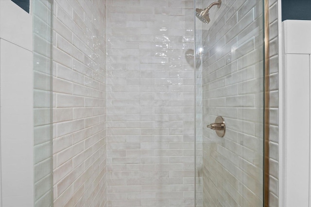 bathroom featuring a tile shower