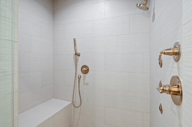 bathroom featuring a tile shower