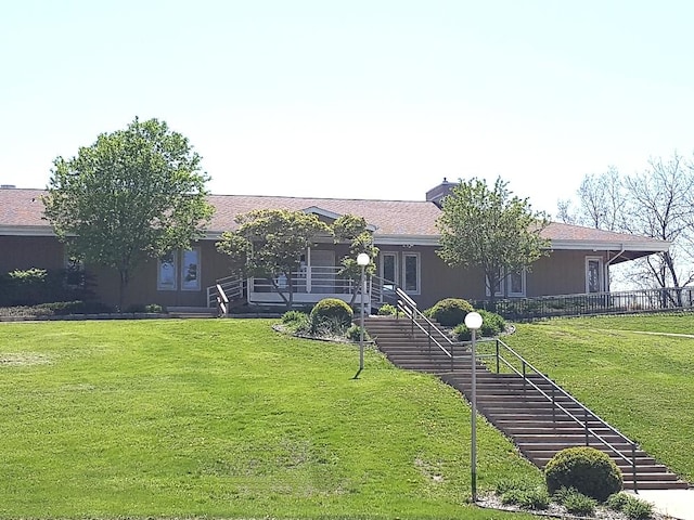 ranch-style home featuring a front lawn