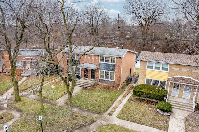 view of front of home featuring a front lawn