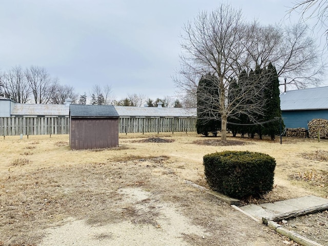 view of yard featuring an outbuilding