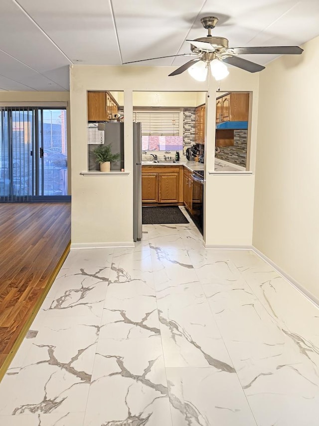 kitchen featuring sink, stainless steel fridge, and ceiling fan