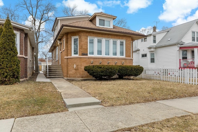 view of front of property featuring a front yard