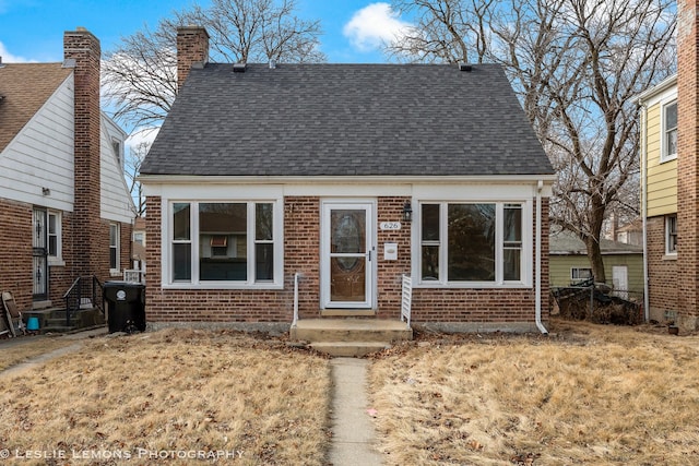 view of front of home featuring a front yard