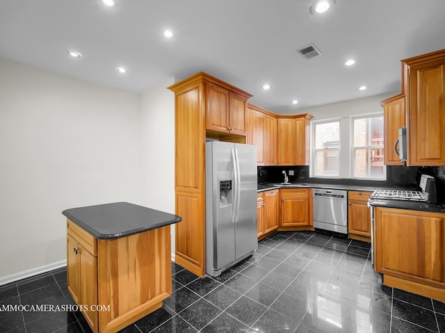 kitchen featuring visible vents, a sink, dark countertops, recessed lighting, and appliances with stainless steel finishes