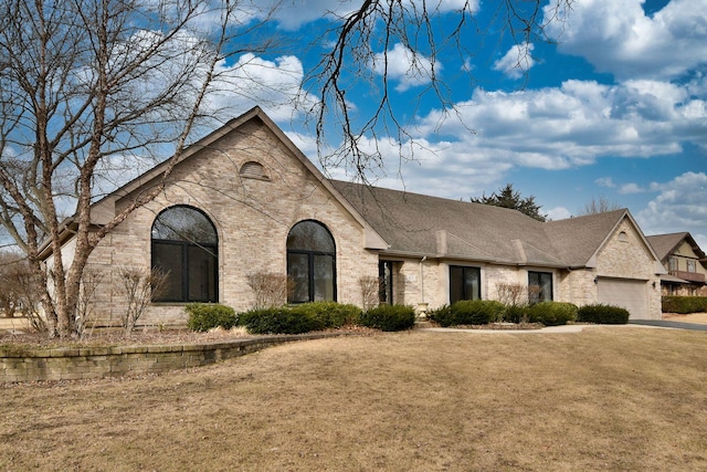 view of front facade with a front yard