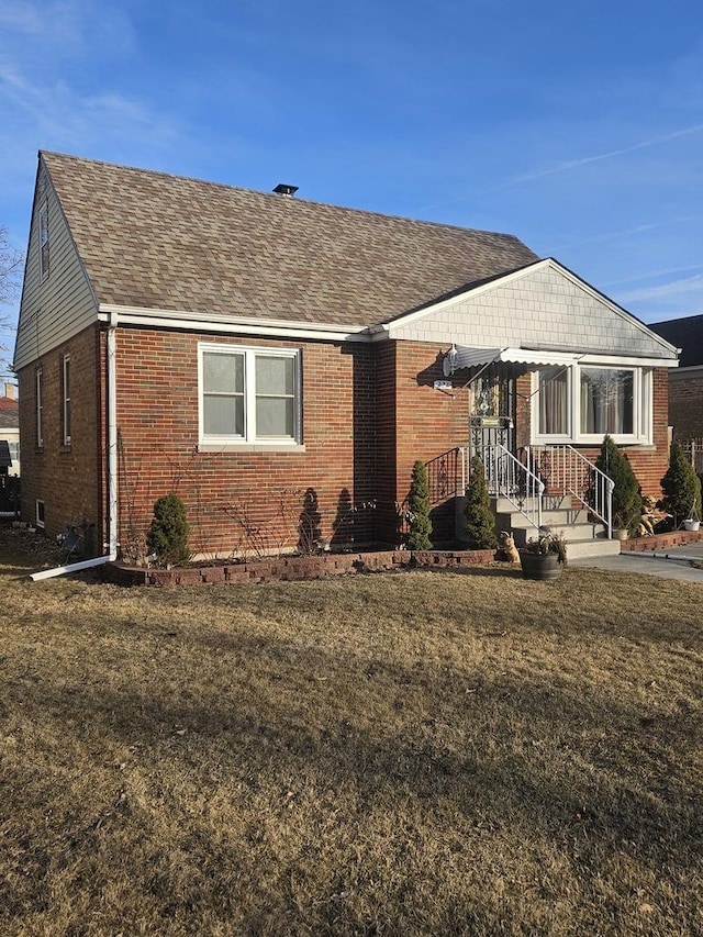 view of front of house featuring a front lawn