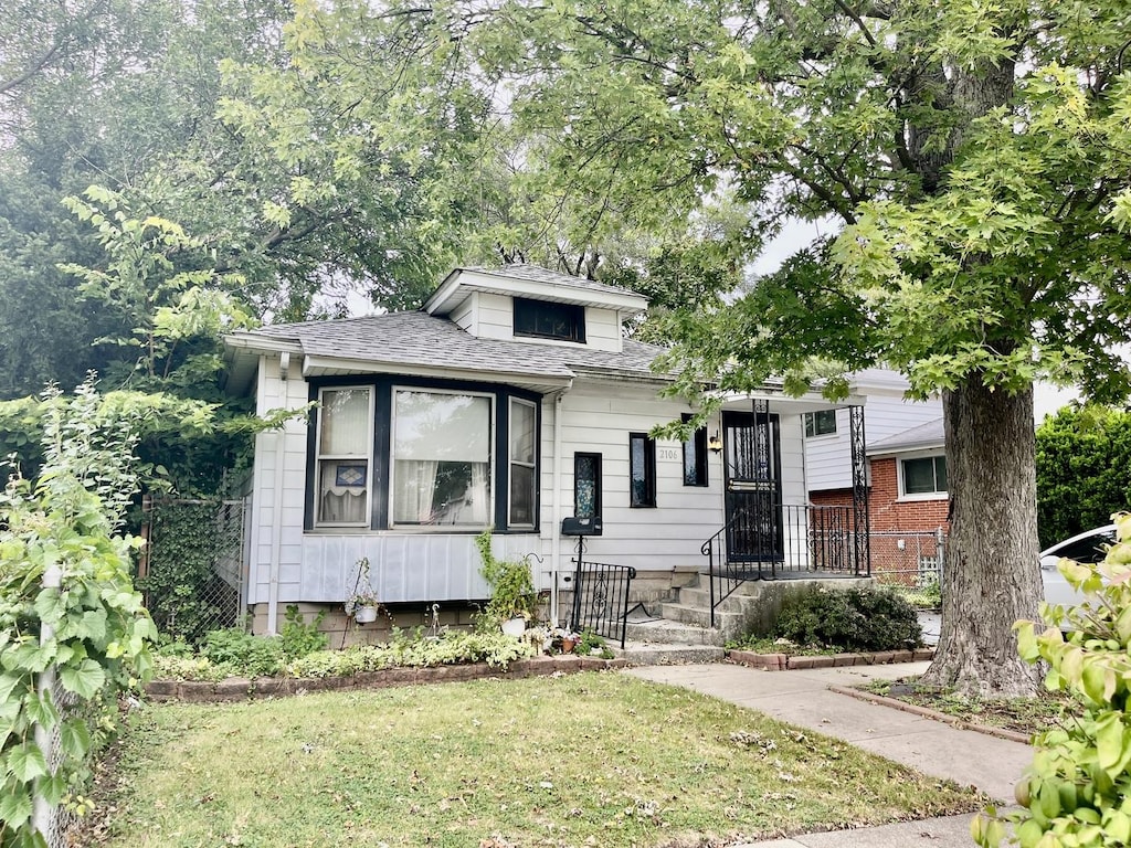 view of front facade featuring a front yard