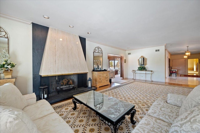 living area featuring ornamental molding, visible vents, and baseboards