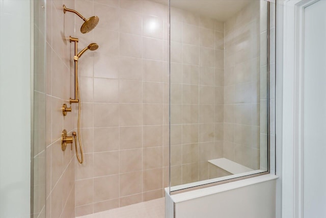 bathroom featuring tiled shower