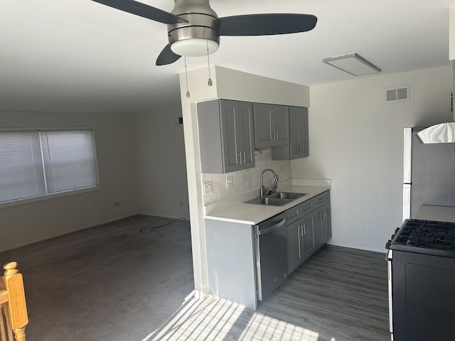 kitchen featuring visible vents, gray cabinets, stainless steel appliances, light countertops, and a sink