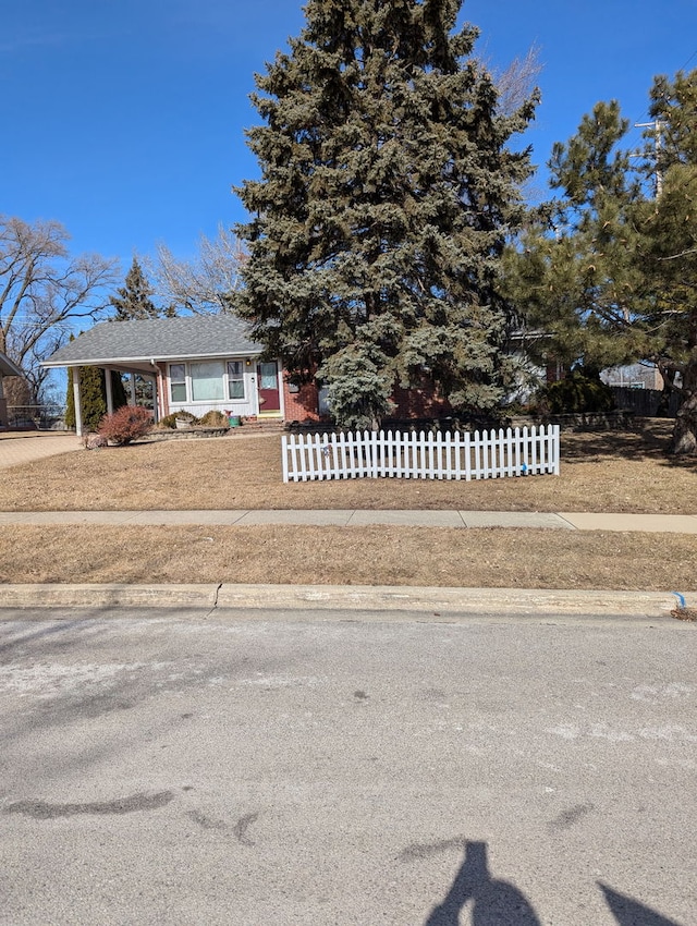 view of front of home with a fenced front yard