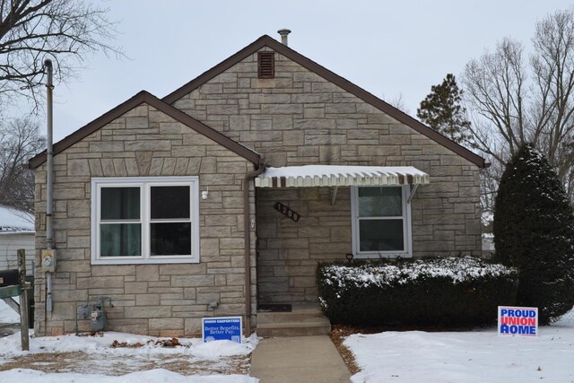 view of front facade featuring a front yard