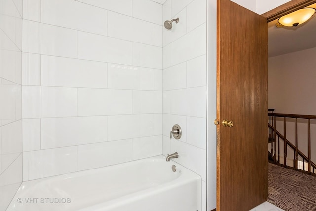 bathroom with tiled shower / bath