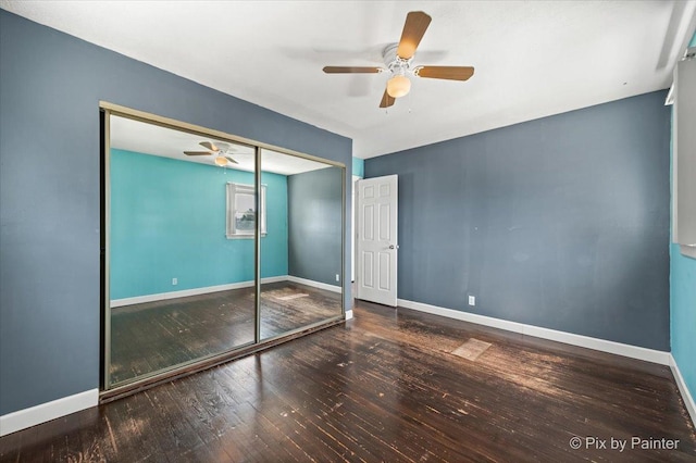 unfurnished bedroom featuring a ceiling fan, a closet, baseboards, and hardwood / wood-style floors