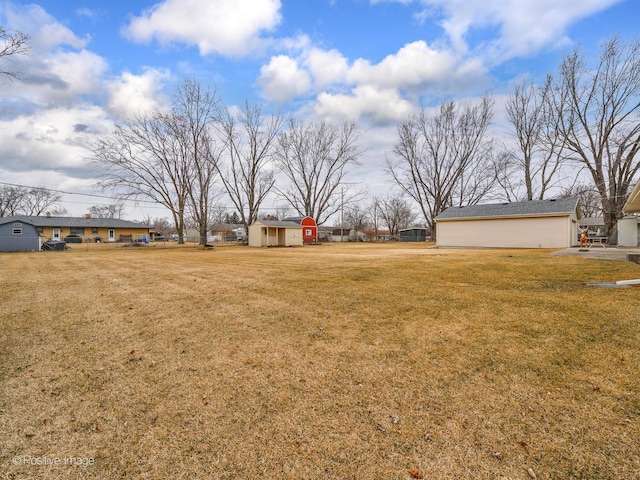 view of yard featuring a shed