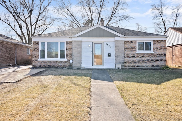 view of front of property with a front lawn