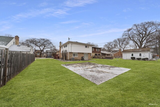 view of yard with an outbuilding