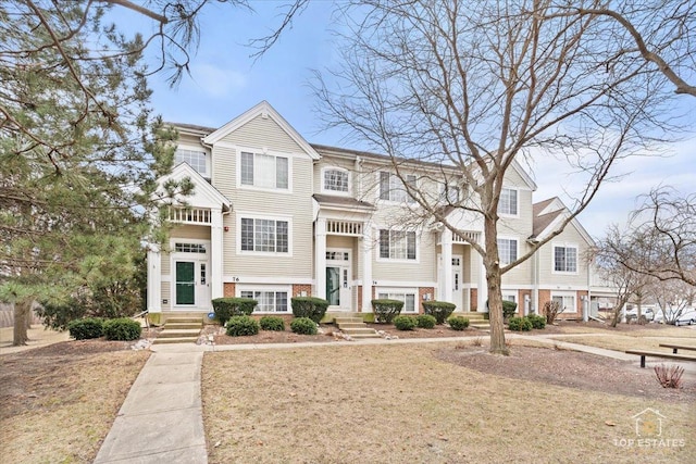 townhome / multi-family property featuring a front yard