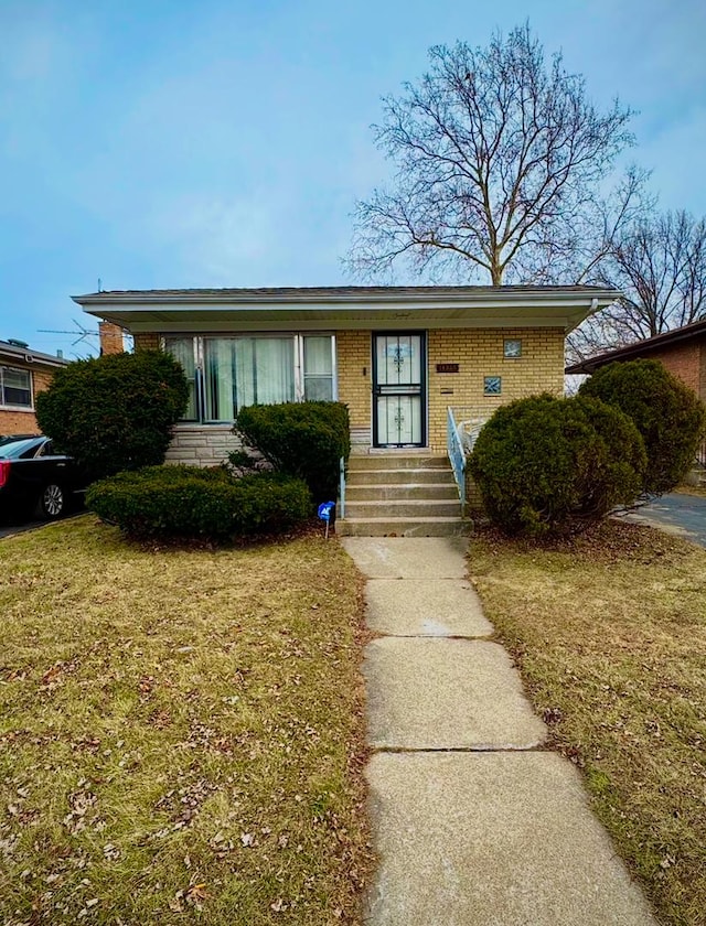 view of front facade with a front yard