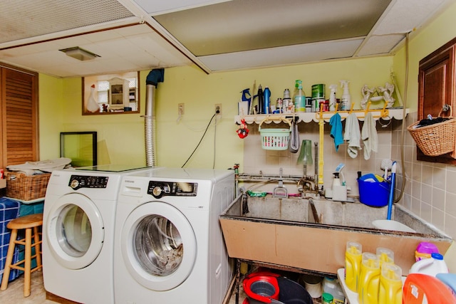 4551 W Foster Ave, Chicago, IL 60630 - washroom featuring independent washer and dryer
