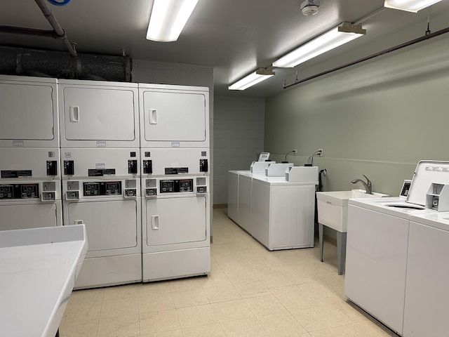 washroom featuring washing machine and dryer and stacked washer and clothes dryer