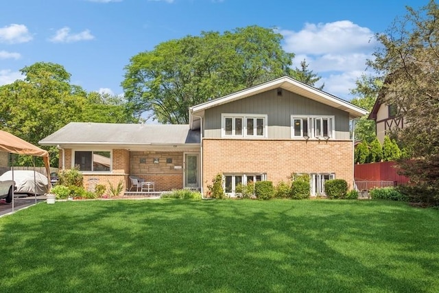 view of front facade featuring a front lawn