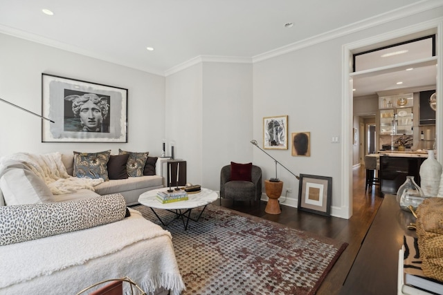 living room with baseboards, ornamental molding, dark wood-type flooring, and recessed lighting