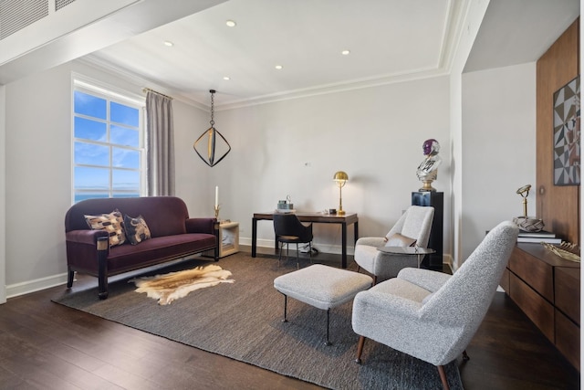 living room with crown molding, recessed lighting, visible vents, dark wood-type flooring, and baseboards