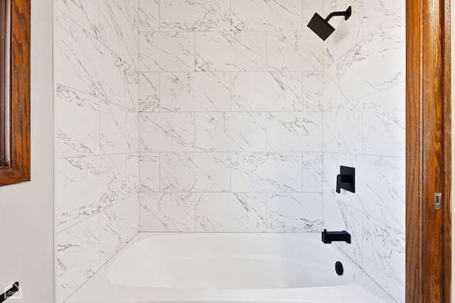 bathroom with tiled shower / bath combo