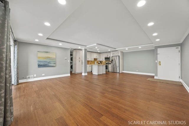 714 Walnut Dr Unit 109, Darien, IL 60561 - unfurnished living room featuring baseboards, stacked washer / dryer, visible vents, and recessed lighting
