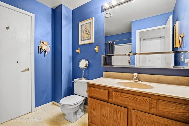 bathroom featuring visible vents, baseboards, a shower with shower curtain, toilet, and vanity