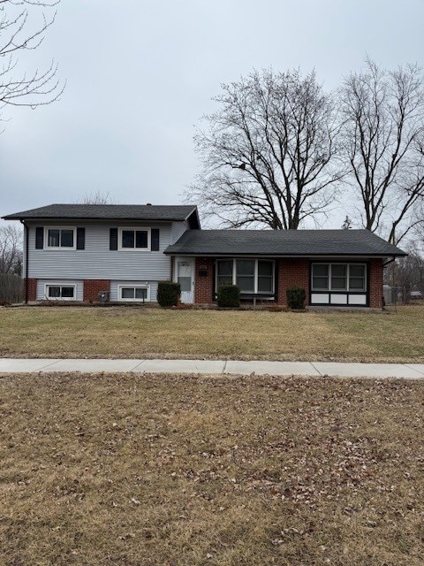 view of front of house with a front lawn