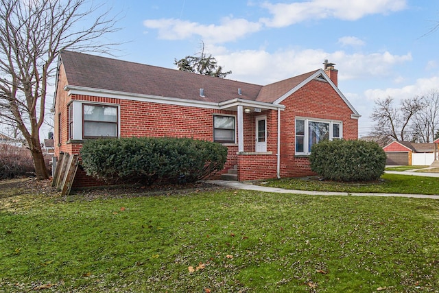 view of front of home featuring a front lawn