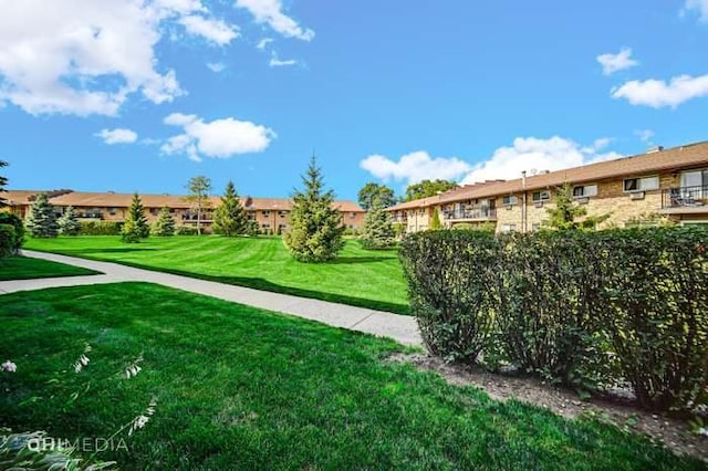 view of property's community featuring a yard