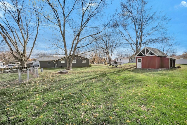 view of yard featuring a shed