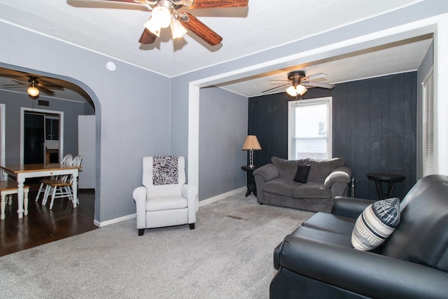 carpeted living room featuring ceiling fan