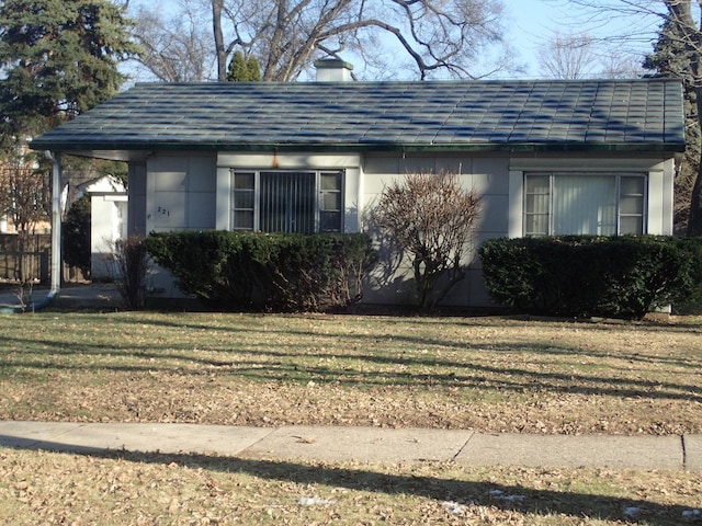 view of front of home with a front lawn