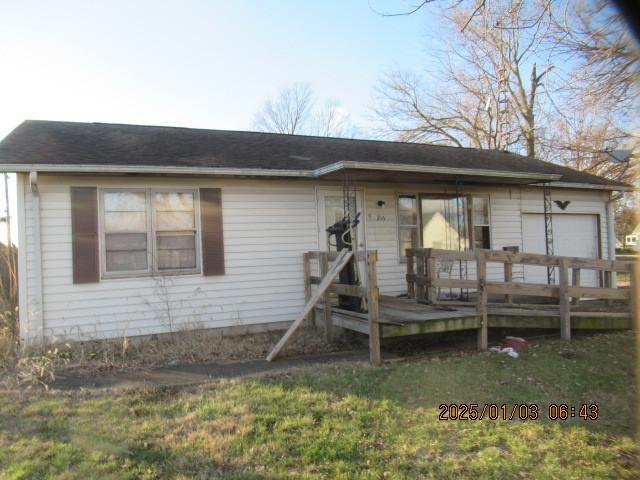 view of front of house featuring a wooden deck and a front lawn