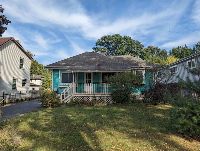 view of front of property featuring a front yard and a porch