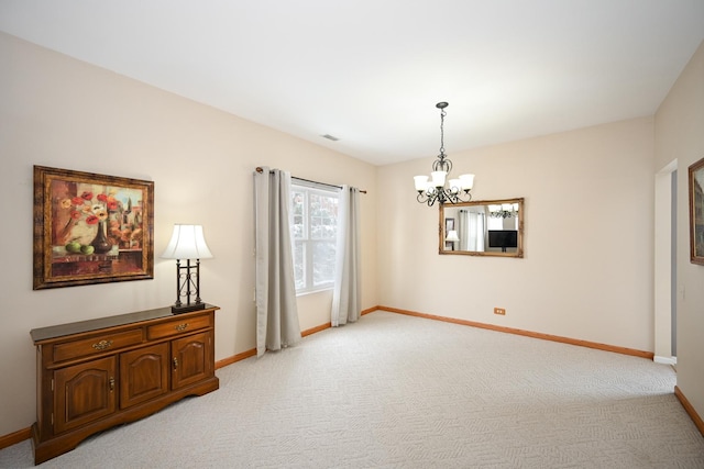 unfurnished room featuring light carpet, baseboards, and an inviting chandelier