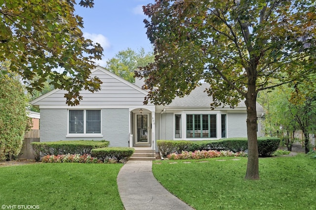 view of front of home featuring a front lawn